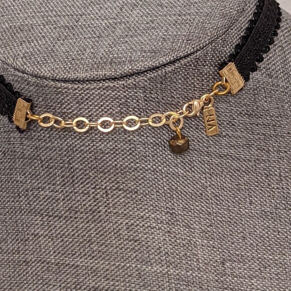 Vintage black thick material lace choker high quality good sized gold pendant - Picture 5 of 5